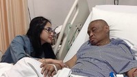 Dewi Perssik selalu menamni sang ayah, saat dirawat di rumah sakit. Berikut momen-momen tersebut.  Foto: Instagram @dewiperssikreal