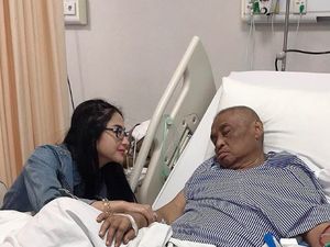 Kesedihan Dewi Perssik Ditinggal Selamanya oleh Sang Ayah