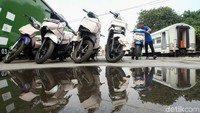 Memasuki puncak arus balik mudik 2019 ribuan motor kembali ke Jakarta dengan diangkut kereta api, Minggu (9/6/2019).