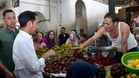 Kedatangan Kepala Negara itu menambah riuh kondisi pasar yang sedang ramai oleh pengunjung (Foto: Muchlis Jr - Biro Pers Sekretariat Presiden).