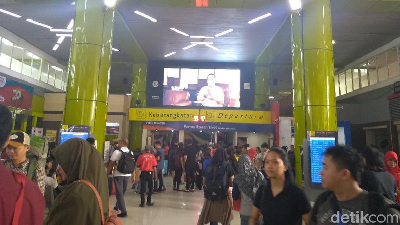 Arus Balik via Kereta Diprediksi akan Terjadi hingga Sabtu 15 Juni Arus Balik via Kereta Diprediksi akan Terjadi hingga Sabtu 15 Juni