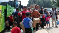Setelah tiba di terminal, mereka menunggu jemputan dan melanjutkan perjalanan.