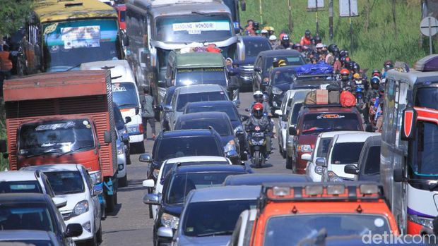 Arus Balik, Jalur Nagreg Padat Merayap