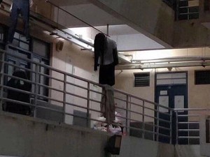 Viral Foto Seram Wanita Gantung Diri di Lorong Apartemen, Faktanya Lucu