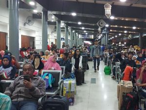 Takut Ketinggalan KA, Pemudik Rela Menunggu 5 Jam di Stasiun Senen