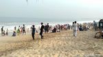 Yuk, LIhat Serunya Wisatawan Bermain di Pantai Santolo Garut