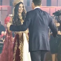 Pada malam hari sebelum pernikahan, Amine Gulse tampil memesona di pesta khas pernikahan Arab yaitu henna night. Amine terlihat memakai gaun putih yang dilengkapi outer merah keemasan. Kepalanya memakai mahkota emas. Dalam pesta tersebut, Amine dan Ozil terlihat asyik berdansa bersama. (Foto: Ist.)