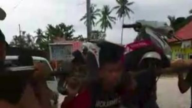 Banjir di Konawe saat Arus Balik ke Kendari, Motor Agung Dipikul Warga