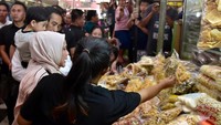 Sementara Ibu Iriana singgah di kios yang menjual alat dapur (Foto: Muchlis Jr - Biro Pers Sekretariat Presiden).