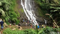 Terletak di kaki Gunung Syawal di Desa Sandingtaman, curug ini juga dikenal sebagai Curug Tujuh. Hal itu dikarenakan banyaknya air terjun yang letaknya tersebar namun berdekatan (Dadang Hermansyah/detikcom)