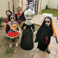 Andrea, tante dari Lucia, yang membagikan foto pesta ulang tahun bertema unik tersebut di Twitter. Diungkapkan Andrea, Lucia terinspirasi setelah menonton film The Nun di rumah neneknya. (Foto: Twitter)