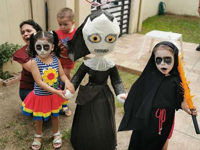 Andrea, tante dari Lucia, yang membagikan foto pesta ulang tahun bertema unik tersebut di Twitter. Diungkapkan Andrea, Lucia terinspirasi setelah menonton film The Nun di rumah neneknya. (Foto: Twitter)