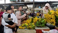 Jokowi berkeliling pasar sambil menggendong cucunya, Jan Ethes (Foto: Muchlis Jr - Biro Pers Sekretariat Presiden).