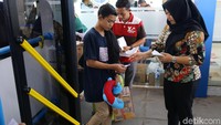 Keberadaan bus TransJakarta itu pun merupakan salah satu upaya Pemprov DKI Jakarta dan Terminal Pulo Gebang untuk memudahkan para pemudik kembali ke tempat tinggal maupun mengambil kendaraan mereka yang dikirimkan ke Pulo Gadung.