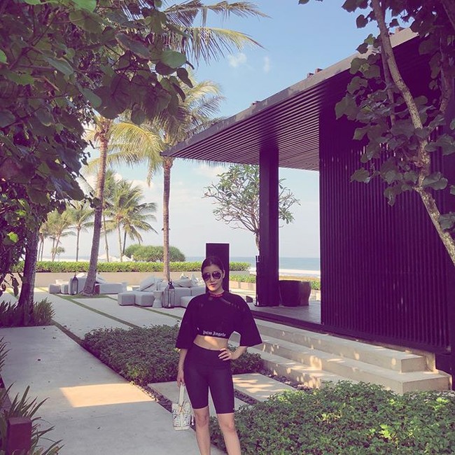 Chryseis Tan bergaya #ootd tampil dengan crop top dan bicycle pants serta menenteng tas Fendi. Chryseis menjadi bagian dari keluarga Nasimuddin setelah dinikahi Faliq Nasimuddin anak keempat dari konglomerat Malaysia yang mendirikan Naza Group, Allahyarham Tan Sri Nasimuddin Amin pada Februari 2018. Foto: Instagram @ chrystan_x