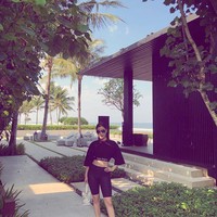 Chryseis Tan bergaya #ootd tampil dengan crop top dan bicycle pants serta menenteng tas Fendi. Chryseis menjadi bagian dari keluarga Nasimuddin setelah dinikahi Faliq Nasimuddin anak keempat dari konglomerat Malaysia yang mendirikan Naza Group, Allahyarham Tan Sri Nasimuddin Amin pada Februari 2018. Foto: Instagram @ chrystan_x