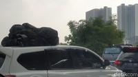 Pemandangan ini detikcom temui saat melakukan perjalanan balik dari arah Jawa Tengah menuju Jakarta, Minggu (9/6/2019). Saat melintas tol Trans Jawa, kami menemukan banyak pengendara mobil membawa barang di atas dengan cara kurang aman. Foto: Luthfi Anshori/detikOto