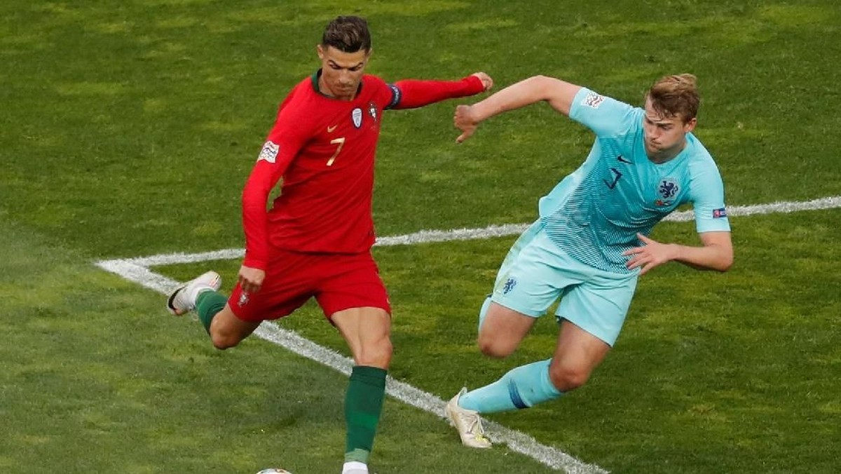 Cristiano Ronaldo mengajak Matthijs de Ligt ke Juventus (Foto: Susana Vera/Reuters)