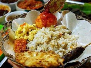 Wah, Malam Ini Paling Mantap Jajan Nasi Uduk Berlauk Komplet