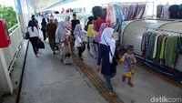 Sejumlah warga yang baru turun dari Commuter Line terlihat menghampiri kios-kios yang sudah buka.