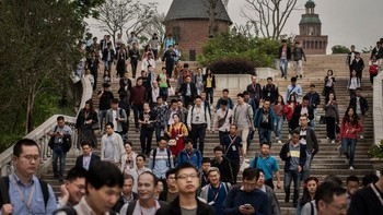 Karyawan berbondong-bondong pulang setelah seharian bekerja. Foto: Getty Images