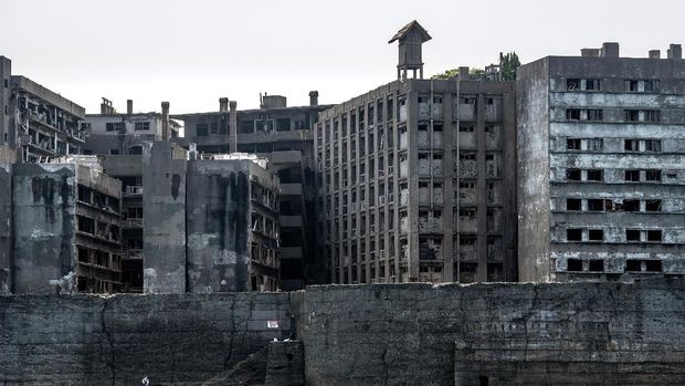 Pulau Hashima tak mungkin dilewatkan saat membahas deretan pulau misterius di dunia. Pulau yang dulu padat penduduk itu kini sepi nan sunyi bagaikan pulau hantu