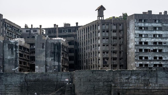 Pulau Hashima Pulau Hashima tak mungkin dilewatkan saat membahas deretan pulau misterius di dunia. Pulau yang dulu padat penduduk itu kini sepi nan sunyi bagaikan pulau hantu