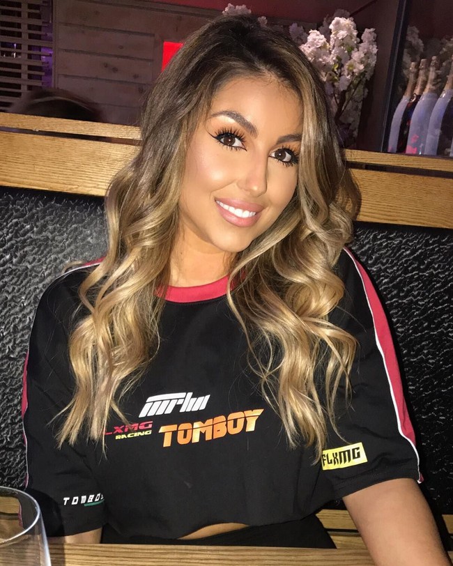 John Stones bertemu dengan Olivia Naylor ketika wanita 30 tahun tersebut sedang mengandung anak dari pria lain. Keduanya pun dikabarkan berkencan saat Olivia melahirkan bayi laki-lakinya. Foto: Instagram @olivianaylormua