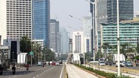 Sejumlah kendaraan nampak melintasi Jalan Sudirman-Thamrin yang terpantau lancar dan belum terlihat adanya kepadatan kendaraan di hari pertama masuk kerja usai lebaran.