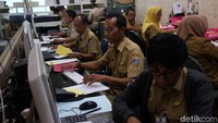 Sejumlah pegawai negeri sipil bekerja di Biro Umum Provinsi DKI Jakarta, Senin (10/6/2019).