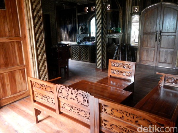 Ada tiga tipe cottage yang tersedia. Pertama dengan ukuran kecil yang memuat dua orang, kedua berukuran sedang untuk keluarga dan yang paling besar untuk rombongan (Hakim Ghani/detikcom) Ada tiga tipe cottage yang tersedia. Pertama dengan ukuran kecil yang memuat dua orang, kedua berukuran sedang untuk keluarga dan yang paling besar untuk rombongan (Hakim Ghani/detikcom)