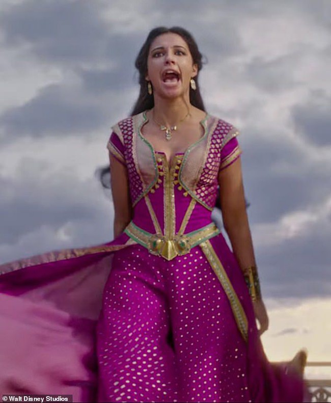 Aku memastikan agar selalu ada sentuhan warna toska pada setiap elemen dan detail kecil dari sosok klasik Jasmine dalam setiap kostumnya, jelas Michael, seperti dikutip dari situs Motion Picture Association of America. Foto: Istimewa