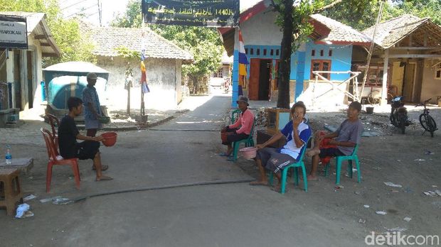 Warga Pungut Duit Pengendara yang Lewat Jalan 'Tikus' di Indramayu