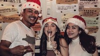 Angel yang lahir di Denpasar, 2 Juli 1994 ini juga punya banyak teman yang kerap diajak makan bersama. Seperti momennya ketika merayakan Natal bersama dua sahabatnya. Foto: instagram @angelagilsha