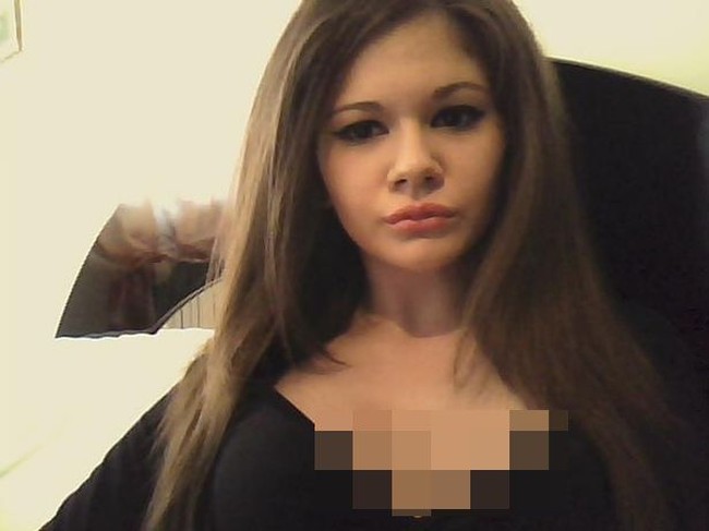 Andrea Ivanova telah melakukan 15 kali operasi plastik dalam setahun demi terlihat seperti Barbie. Namun, penampilannya itu bukan terlihat seperti boneka. Ia pun mendapat cibiran. Foto: Instagram