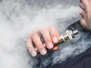 Viral WNA Nyantai Ngevape di Ruang Tunggu Terminal 3 Bandara Soetta