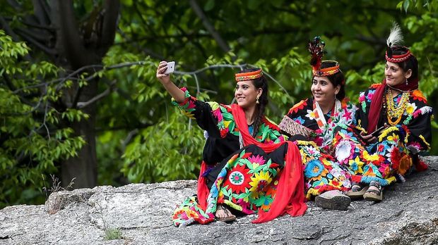 Menyelamatkan Tradisi Kalash dari Sorotan Kamera Turis