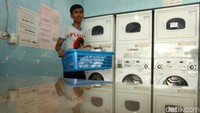 Jasa laundy kiloan mulai sibuk usai libur Lebaran.