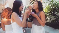Wah lagi makan apa ya ini? Ekspresinya senang banget nih. Tampaknya Angel dan temannya tengah menikmati es krim. Foto: instagram @angelagilsha