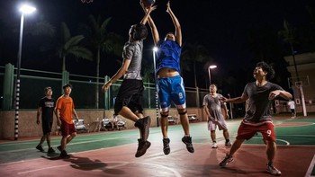 Pada malam hari, sebagian karyawan yang hobi bisa olahraga basket yang juga menjadi salah satu fasilitas perusahaan. Foto: Getty Images