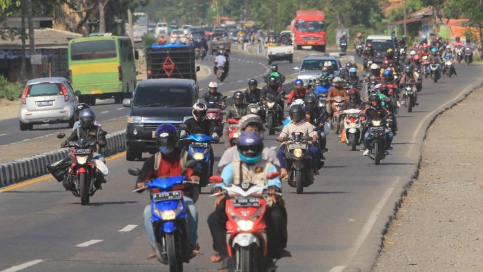 Foto udara kendaraan arus balik di Jalur Pantura, Kendal, Jawa Tengah, Senin (10/6/2019). Pada H+5 Lebaran 2019, arus balik terpantau masih ramai di jalur pantura yang bersimpangan dengan sejumlah exit tol menuju jalur pantura Jateng, sebagai imbas sudah diberlakukannya dua arah di tol Trans Jawa. ANTARA FOTO/Harviyan Perdana Putra/hp.