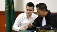 Steve disebut tak nyaman menjadi artis oleh salah seorang saksi. Pool/Palevi S/detikFoto.