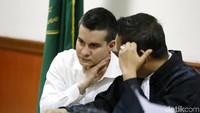 Steve pun tampak mendiskusikan langkah hukum yang akan dilakukannya agar bisa mendapatkan rehabilitasi. Pooll/Palevi S/detikFoto.