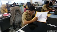 Seorang PNS tengah mengecek berkas yang masuk.