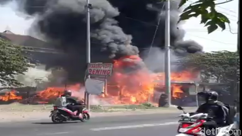 Bakar-bakar Sampah, Gudang Rongsokan di Mojokerto Ludes Terbakar Bakar-bakar Sampah, Gudang Rongsokan di Mojokerto Ludes Terbakar