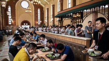 Suasana makan siang yang sekaligus dimanfaatkan untuk berdiskusi. Foto: Getty Images