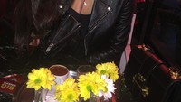 Hayo tebak, kira-kira Amine yang cantik ini sedang menikmati kopi atau hot chocolate ya? Foto: Instagram@gulseamine