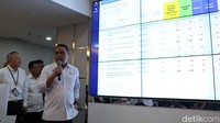 Menurut MenPAN RB Syafruddin ASN yang tak hadir di hari pertama kerja ataupun terlambat datang akan mendapatkan teguran yang akan akan di-report untuk dievaluasi nanti terkait peningkatan jabatan.