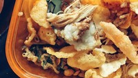 Bubur ayam jadi menu sarapan favorit Angela. Nah saat membeli bubur, ia menggunakan wadah makan untuk mengurani penggunaan plastik dan styrofoam.  Foto: instagram @angelagilsha