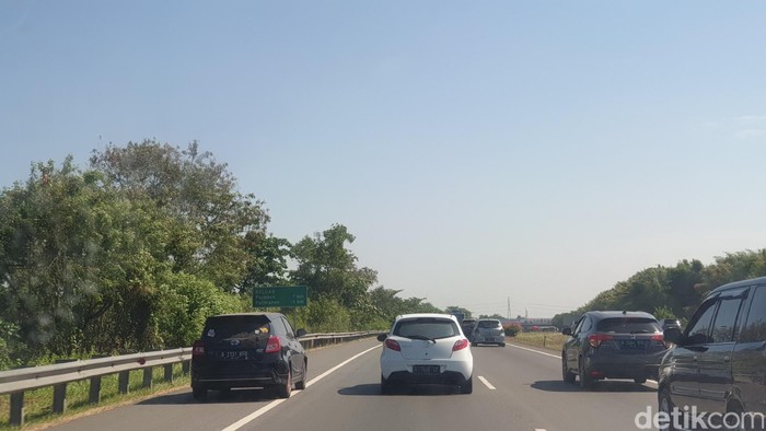 Mobil melintas di bahu jalan saat one way